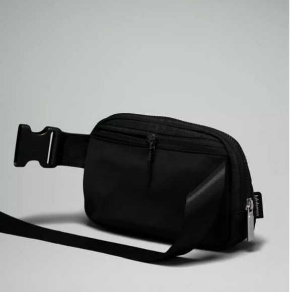 Lululemon Everywhere Belt Bag Rainbow Logo O/S Black NEW - Picture 5 of 10